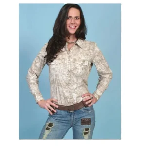 A woman in jeans and a cowboy hat is posing for a photo wearing the Women's Scully Tan Paisley western casual shirt.