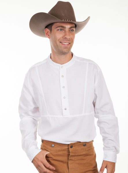 A man wearing a cowboy hat and a Mens Scully White western star pull over banded collar shirt.
