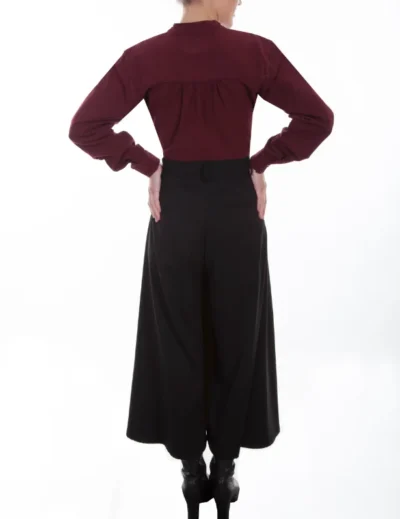 SCULLY Womens black Split skirt, or riding pants<strong> </strong> <ul style="list-style: square inside none;"> <li>Sueded riding skirt</li> <li>Washable Suede fabric</li> <li>100% Polyester</li> <li>sizes: XS - 2XL</li> •