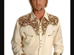 A man wearing the Men's "Natural Gunfighter" Western shirt by Scully.
